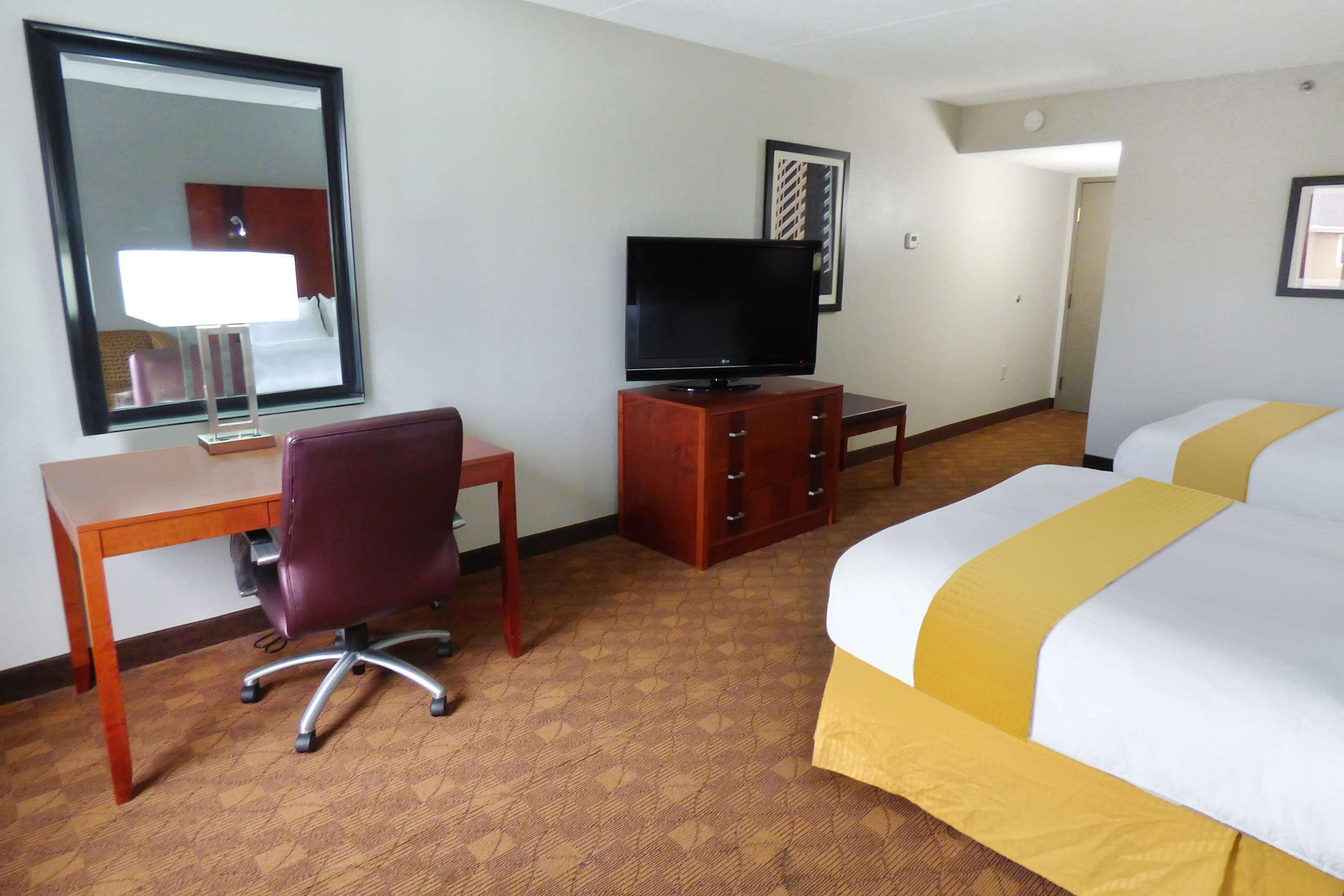 Radisson Akron-Fairlawn Copley Montrose Exterior photo