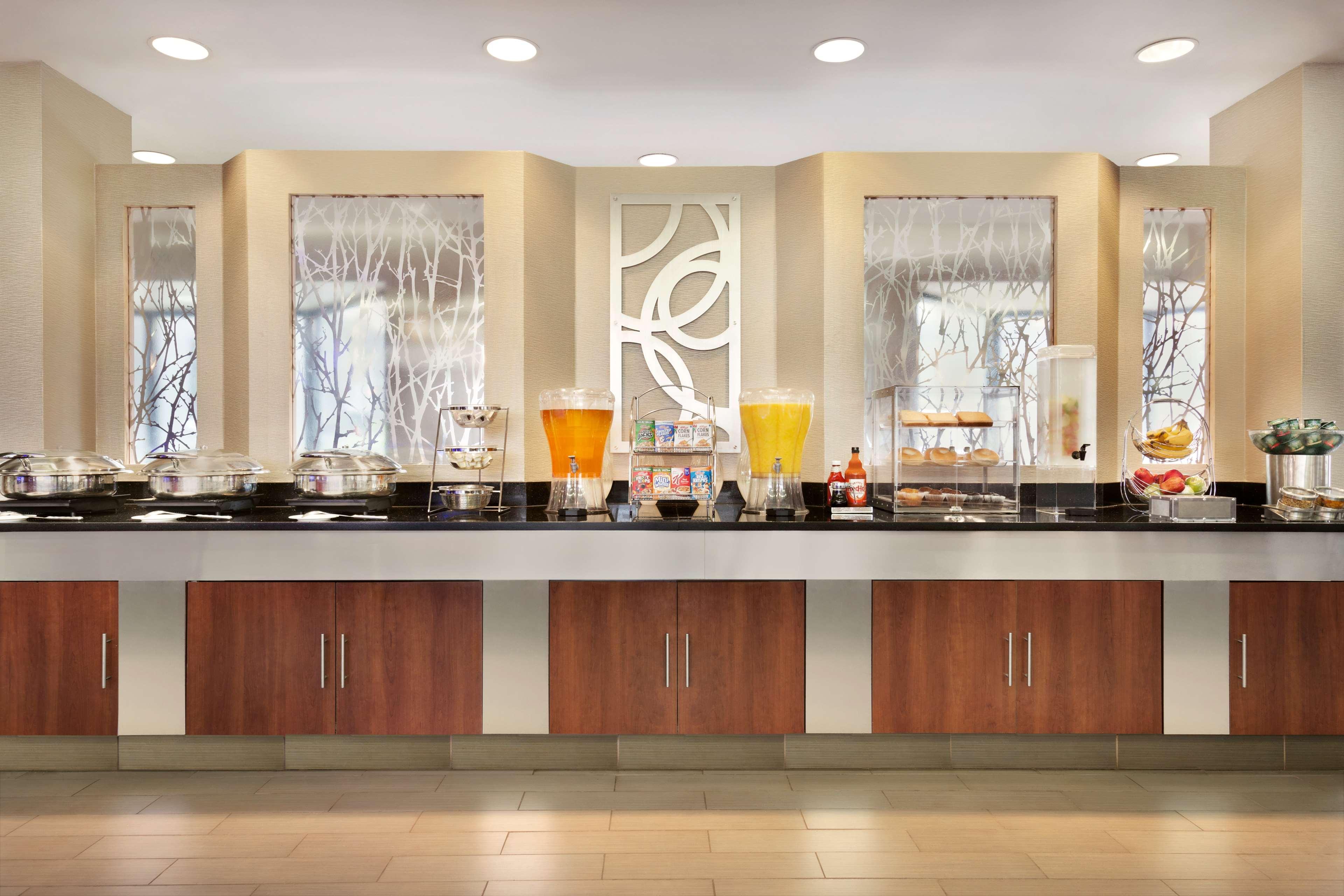 Radisson Akron-Fairlawn Copley Montrose Exterior photo