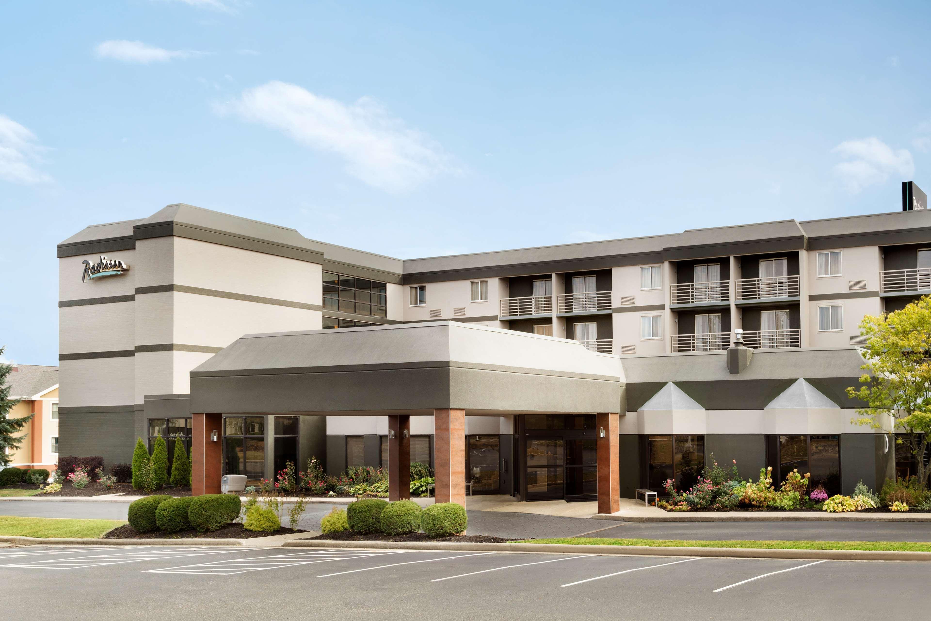Radisson Akron-Fairlawn Copley Montrose Exterior photo