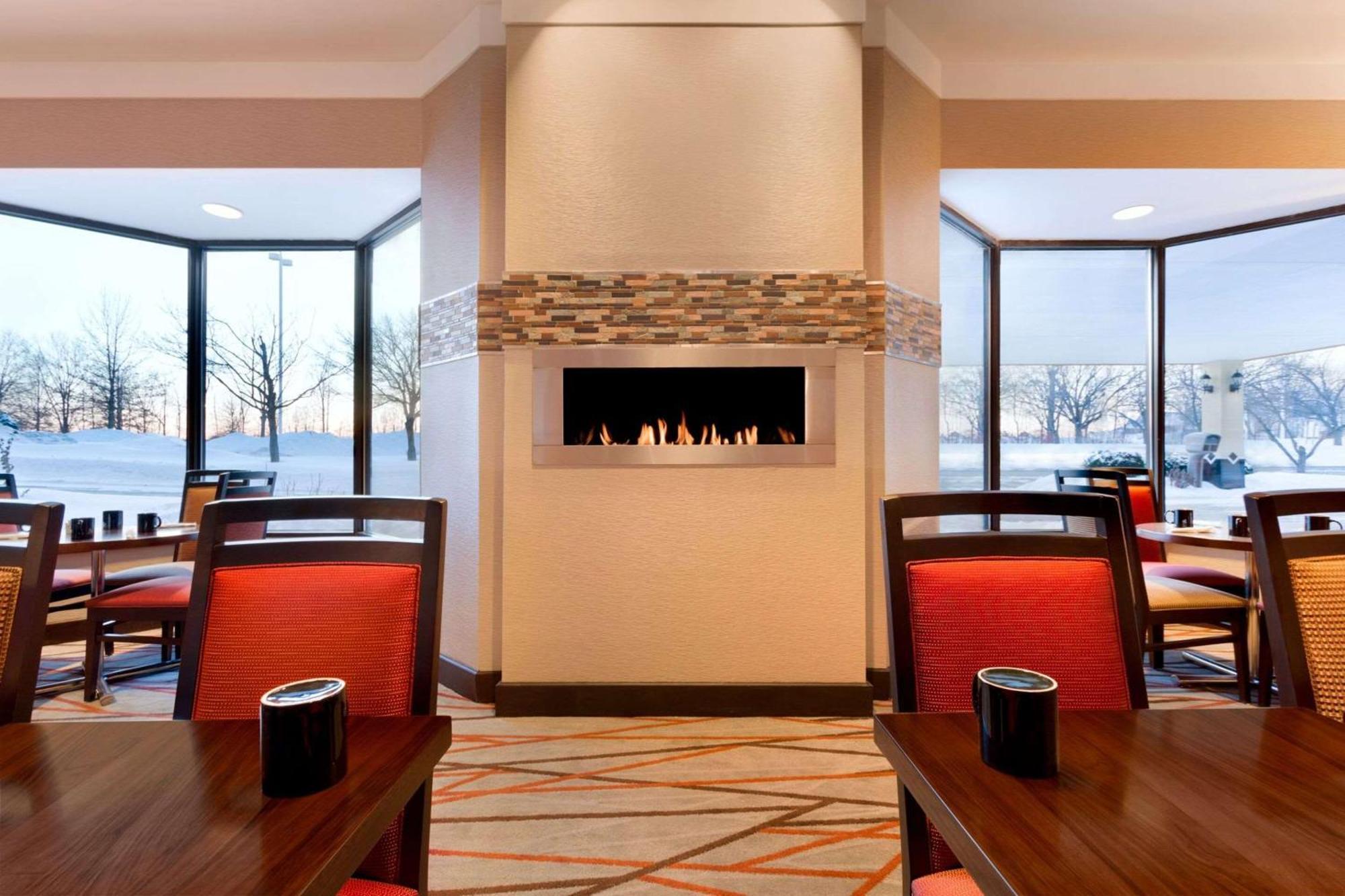 Radisson Akron-Fairlawn Copley Montrose Exterior photo