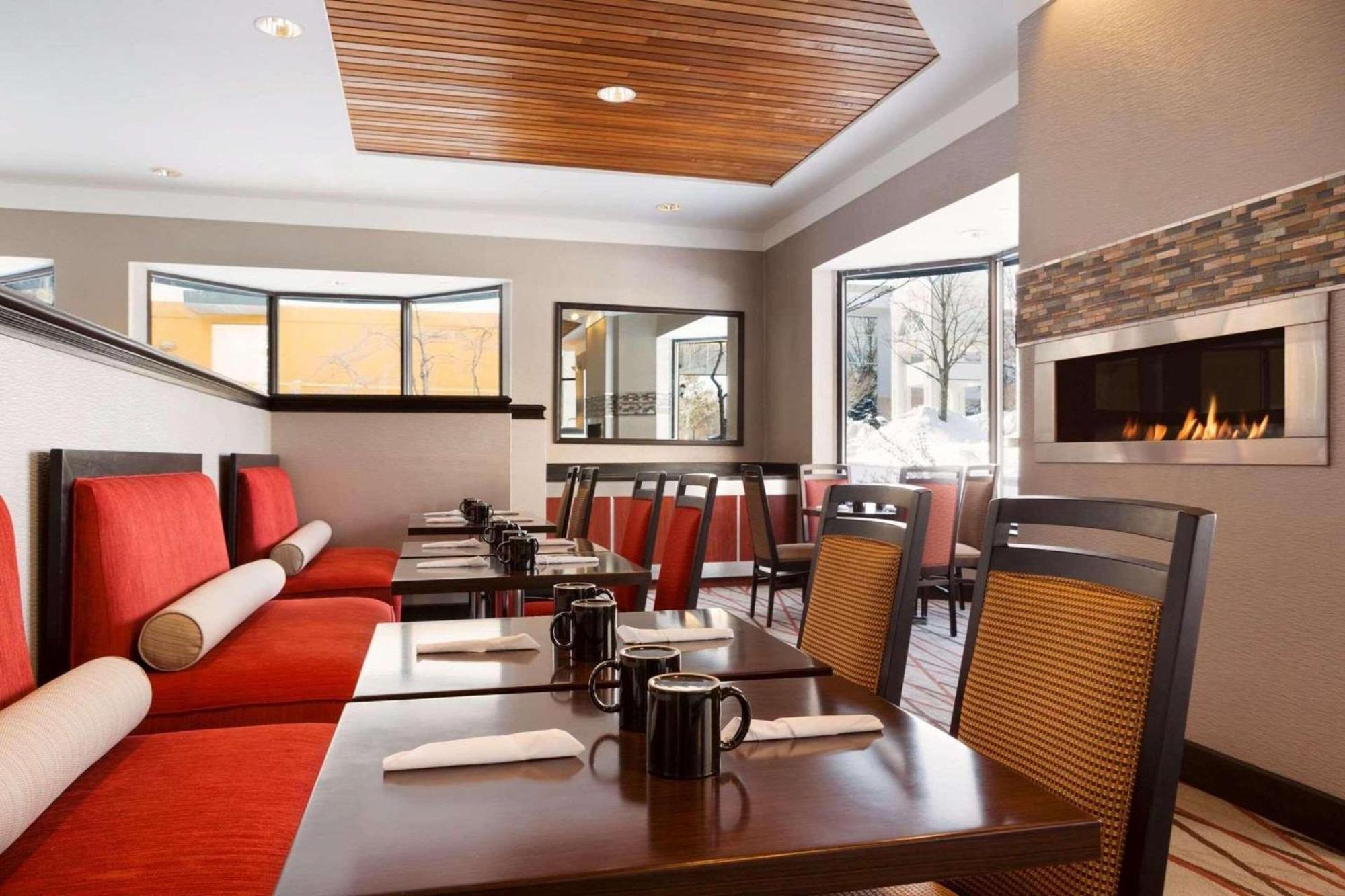 Radisson Akron-Fairlawn Copley Montrose Exterior photo