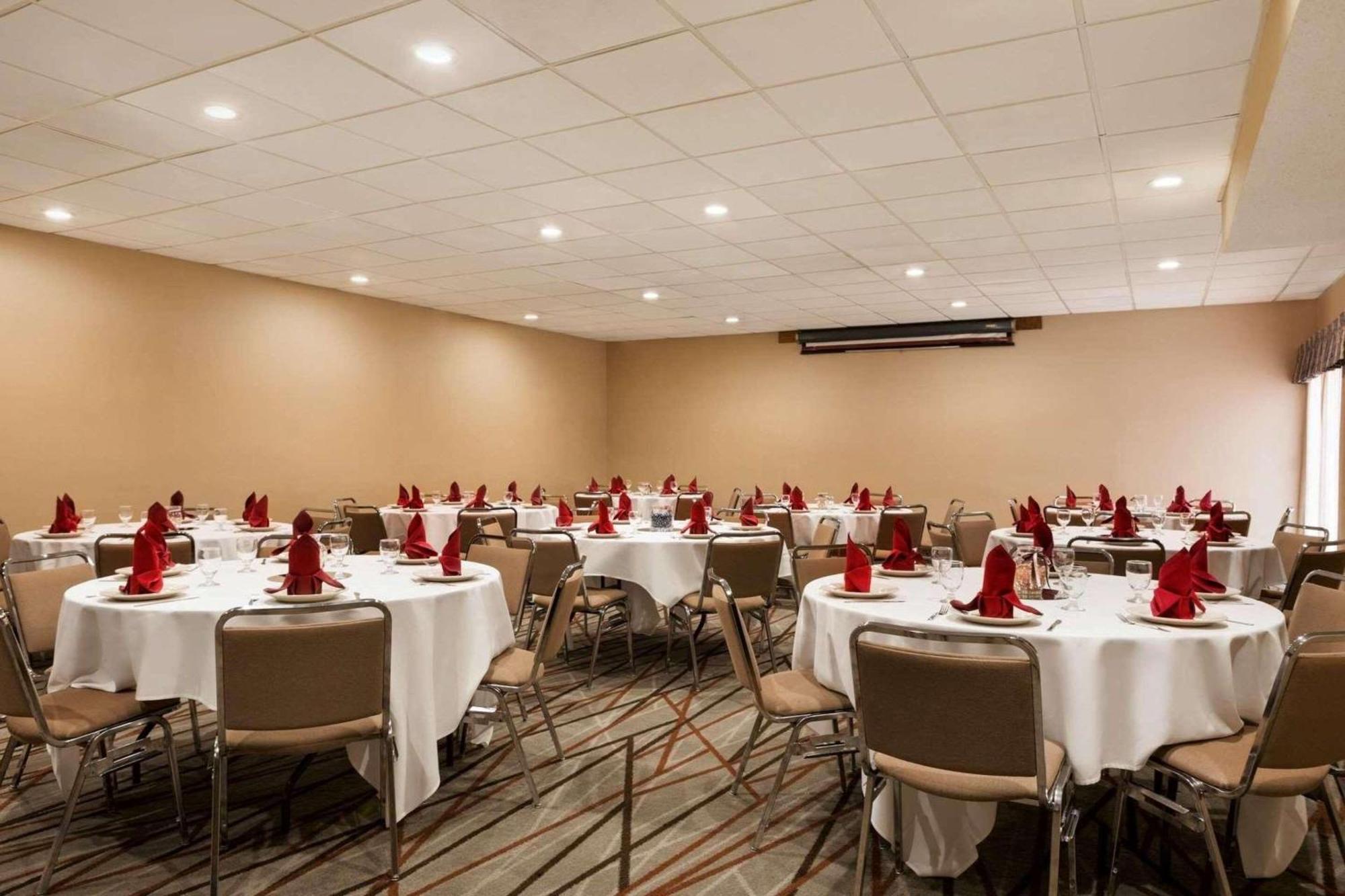 Radisson Akron-Fairlawn Copley Montrose Exterior photo