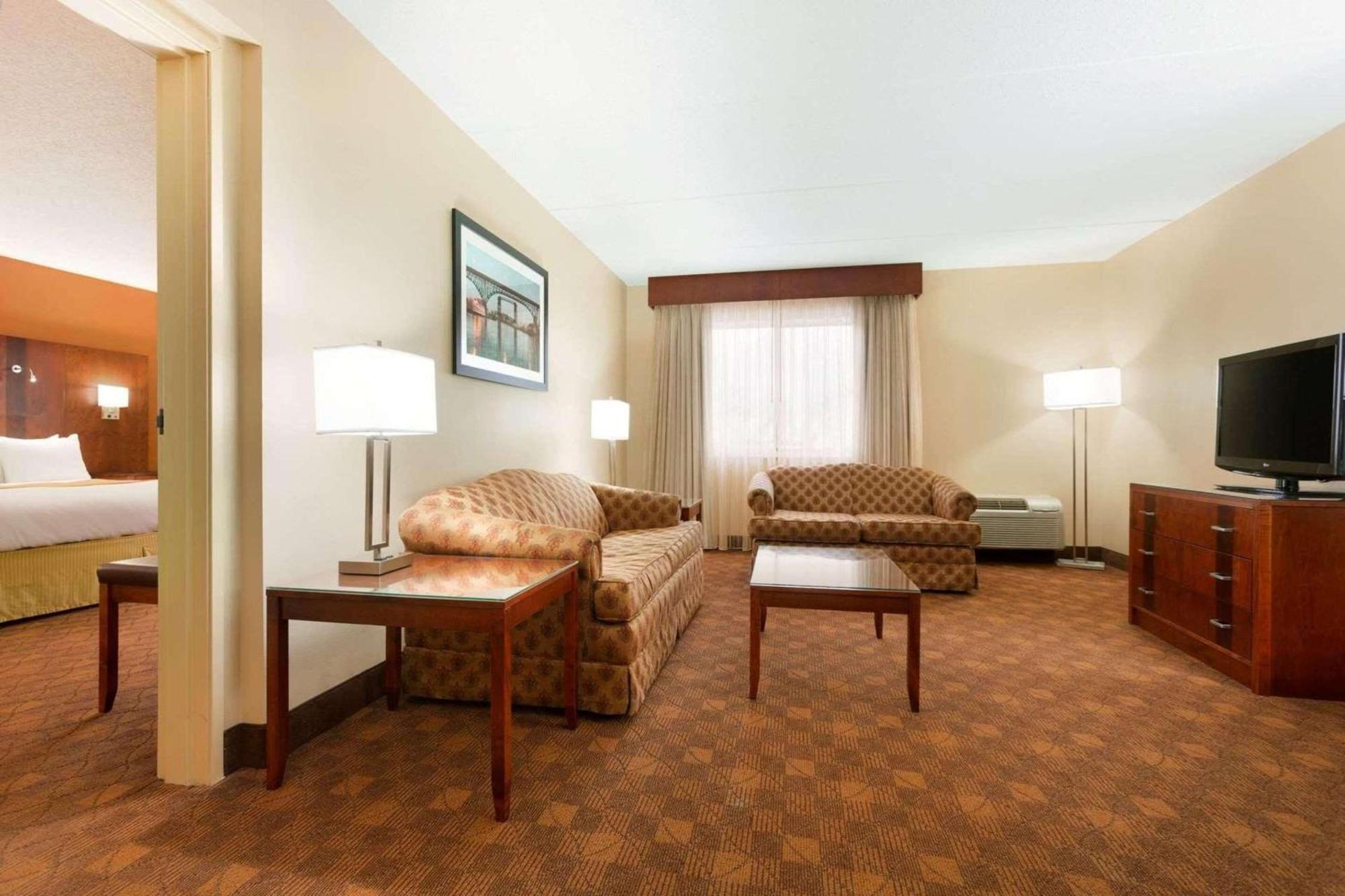 Radisson Akron-Fairlawn Copley Montrose Exterior photo
