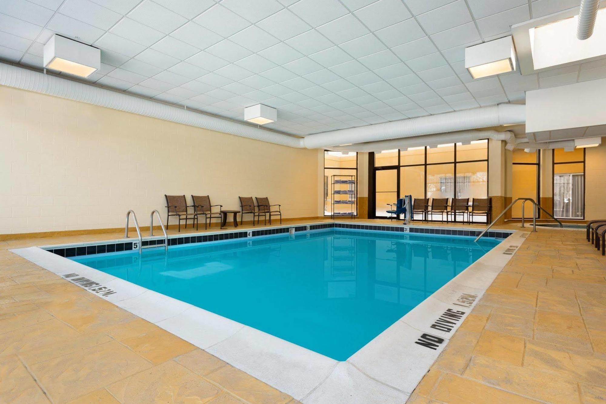 Radisson Akron-Fairlawn Copley Montrose Exterior photo