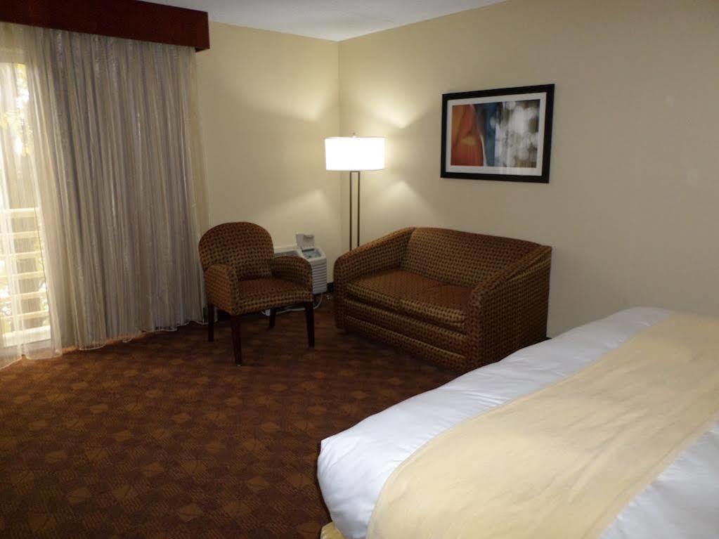 Radisson Akron-Fairlawn Copley Montrose Exterior photo