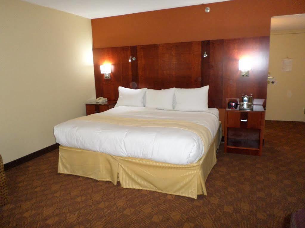 Radisson Akron-Fairlawn Copley Montrose Exterior photo